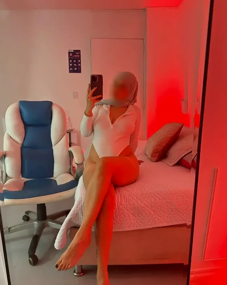 Amber, 23