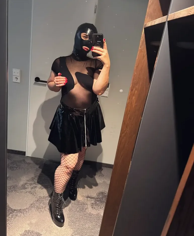 Farah, 29