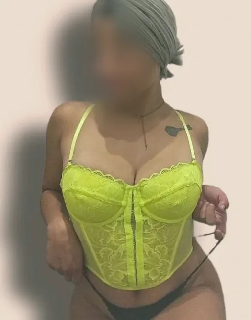 Lara, 27